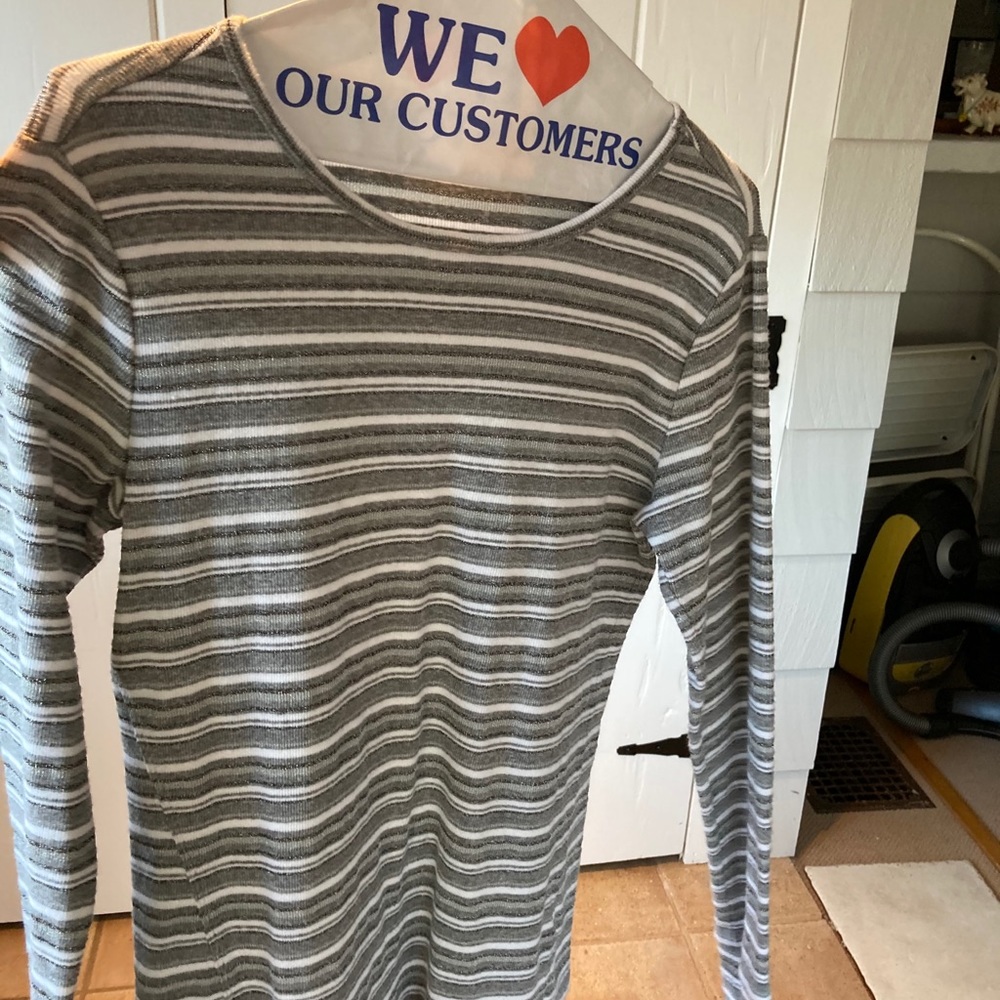 Gap feather tee